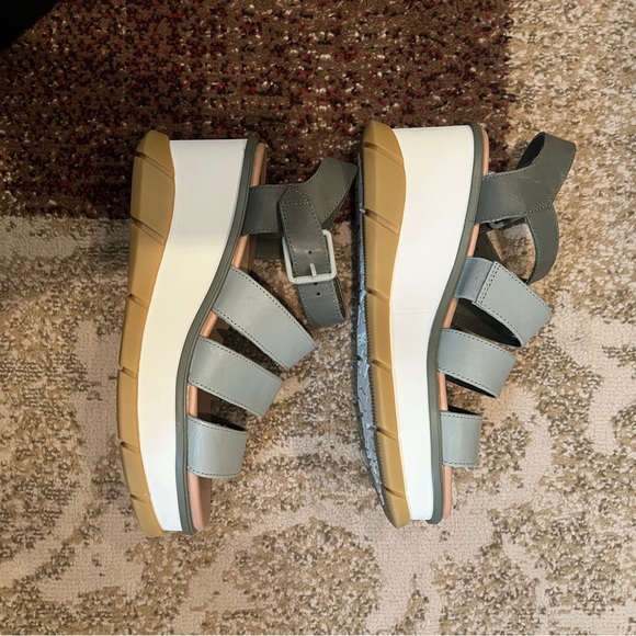 In EUC. Beautiful 2 tone green platform, leather Sorel sandals. In box. - Picture 5 of 5